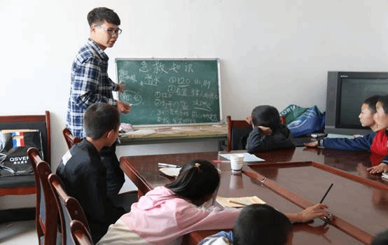 图片包含 人, 室内, 男人, 桌子描述已自动生成