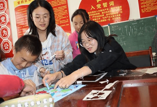 图片包含 桌子, 人, 室内, 小孩描述已自动生成